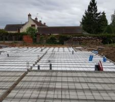 El&eacute;vation des 6 rang&eacute;es de parpaing pour le vide sanitaire + coulage de la dalle