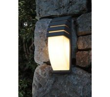 Applique que nous allons installer sur la terasse et à l'entrée