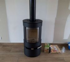 Le poêle à bois qui vient d?être installé. Modèle aduro 9 air acheté chez LM