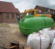 Arrivage de la mini station d'épuration EPARCO , des big bag de sable et de la grue