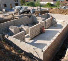 Le vide sanitaire est monté très très vite !

Afin de compenser la déclivité du terrain, il fera 1,6m sur le pignon qui se situe en bas de la photo et 1,35m sur le pignon du garage qui se situe au fond de la photo.