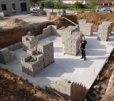Début de la construction du vide sanitaire.
Afin de compenser la déclivité du terrain, il fera 1,6m sur le pignon qui se situe en bas de la photo et 1,35m sur le pignon du garage qui se situe au fond de la photo.