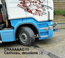 Le tracteur de la grue se fait le caniveau...