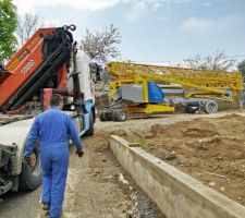 La grue est sur la plate-forme