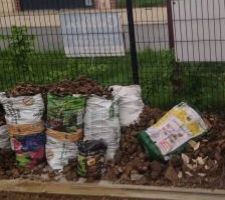 Préparation du terrain pour engazonnement. Les cailloux s'entassent!
