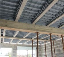 Coffrage poutre partiellement enlevé