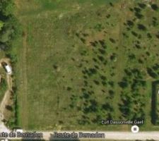 Terrain sur le c&ocirc;te gauche en mitoyennet&eacute; avec la maison existante.
Vu de GoogleMaps pas actualis&eacute; car quelques maisons ne sont install&eacute;es depuis :)