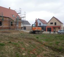 La pelleteuse vient d'arriver, on passe aux choses s&eacute;rieuses!!!