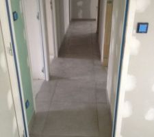 Carrelage salle de bain et couloir porte galandage