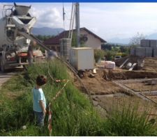 Le petit chef de chantier veille au bon déroulement des travaux