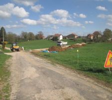 Avril 2016, viabilisation du terrain et création du chemin d'accès, qui desservira les 5 futures maisons. Nous serons tout au bout du cul de sac!