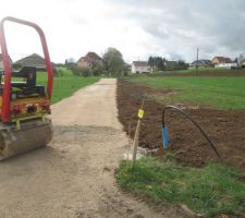 ET voilà un chemin d'accès de créé ainsi que des terrains viabilisés, reste EDF qui sera souterrain et le téléphone.