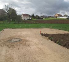 Tout est remis en place.

Notre petite aire de retournement, qui compte en deux places de stationnement extérieur à la clôture .
