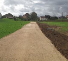 Tout est remis en place. Chemin qui sera goudronné à la fin des travaux du lotissement.