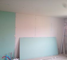Un pan de mur douche et chambres
