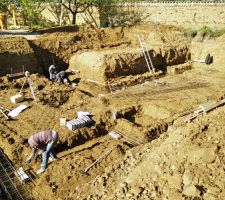 Les maçons commencent par disposer et ligaturer les armatures