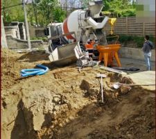 Le camion vient remplir le godet, et le maçon joue à la playstation avec la grue ...