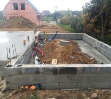 Le passage des gaines est fait. J'ai fait rajout&eacute; deux gaines qui vont du garage au vide sanitaire. Cela me facilitera le passage des tuyaux d'eau et de c&acirc;bles &eacute;lectriques pour l?&eacute;clairage de la terrasse.