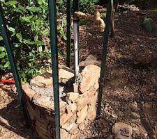 Poteau en pierres pour robinet de jardin..