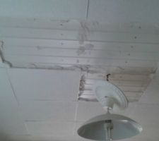 Dalles plafond cuisine, on enl&egrave;ve...