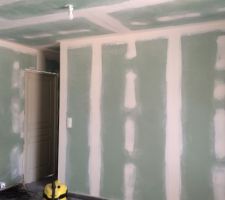 En plein ponçage des murs pfff c'est ch***