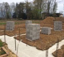 Les parpaings sont là , les murs du vide sanitaire devrait commencer .