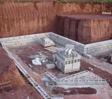 Les 4 premiers rangs de parpaings