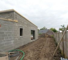 Coin de future pelouse derriere la maison