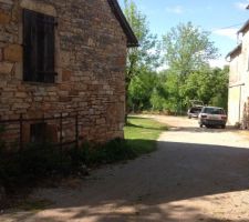 L'entrée du terrain cours inférieur 

A gauche la grange  
A droite la maison