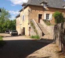 L'entrée du terrain cours inférieur 

A gauche la grange  
A droite la maison