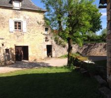 La cours inférieur 

Droite la grange  
la maison façade OUEST