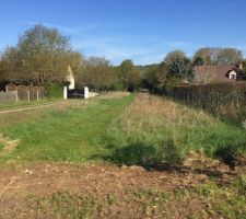Voici notre terrain. La division a &eacute;t&eacute; effectu&eacute;e en mairie, nous devons laisser un passage de 2.50 m sur le c&ocirc;t&eacute; (gauche). Le coin est tr&egrave;s agr&eacute;able et les futurs voisins que nous avons rencontr&eacute; sont tr&egrave;s sympa.