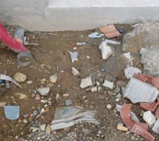 Déchets zinc et alu éparpillés par le maçon