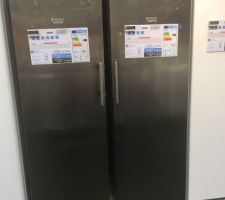 Deux frigos séparer pourquoi parce que c'est plus avantageux en terme de place au lieu d'un frigo américain . Se st deux colonne de 60cm que l'on colle jm l'idée