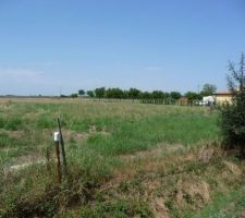 Le terrain d&eacute;bute &agrave; droite du piquet!