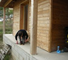 Un ami menuisier vient, à l'occasion, dès qu'il le peut, me poser les volets
2 portes fenêtres et 8 fenêtres...
Il a fait les pré-cadres de fenêtres, portes et portes-fenêtres avec le bardage qu'il restait