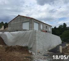 Fermeture de la maison. Erreur de Phenix, on doit avoir une baie vitrée gris anthracite...