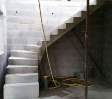 Escalier coul&eacute; et decoffr&eacute;