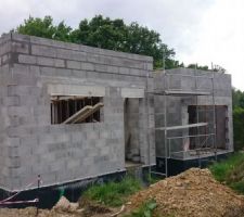 &ccedil;a monte, &ccedil;a monte ...... Acrot&egrave;res au dessus du futur atelier de couture de madame.