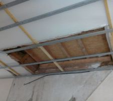 L'ancienne trémie de feu l'escalier menant aux combles. L'ossature du futur faux-plafond est déjà là.