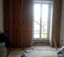 Le plaquiste est en plein travail, &ccedil;a avance bien.