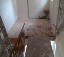 Le pallier censé recevoir la future salle de bain. Problème : il n'est pas à la longueur définie par le plan... Le directeur des travaux "en fait son affaire".