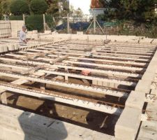 Mise en place des poutrelles pour dalle du plancher