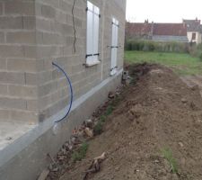 Lors de la construction du vide sanitaire, il n'a pas été réalisé de barrage capillaire, c'est à dire qu'il n'y a pas eu de pose de bande d'arase antisalpêtre. Le constructeur préconise de réaliser une isolation par l'extérieur par injection d'un produit spécifique.
Ces travaux devaient être exécutés à la mi-Mars 2016. Aujourd'hui le 19 Mai 2016 rien n'a encore été fait. Ce probléme immobilise les mouvements de terre et la réalisation des espaces verts et les plantations. Malgré plusieurs relance avec lettre AR, pas de nouvelles du constructeur.