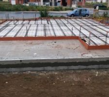 Les contours de la maison se dessinent.