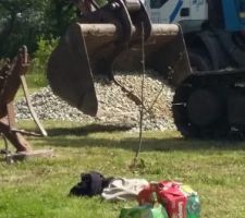 Installation des cailloux pour fixer le puis sur les cotés