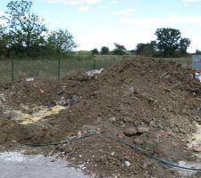 30 juillet : tas de terre qui va normalement être déblayé ce soir (enfin!)