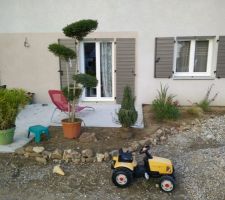 Terrasse terminée avec remblaiement tout autour et quelques plantations. Ne me demandez pas la nature des arbres. ce sont simplement des arbres jolis lol !
Il manquera juste un joli carrelage sur la terrasse quand on aura le budget.