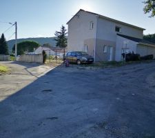 Coté rue rien n'est encore fait car la mairie n'a pas l'air d'avoir envie de nous donner une réponse favorable à notre déclaration de travaux donc ça reste moche....