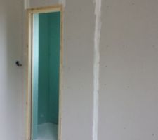 Chambre 1 (rdc), vue sur la salle d'eau séparée par une porte coulissante
